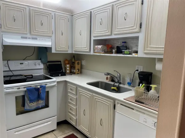 2821 Somerset Drive 118, Lauderdale Lakes, FL 33311