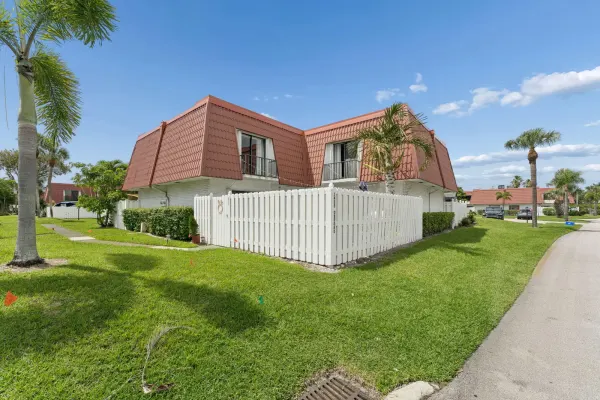 1425 Oxford Lane, Boynton Beach, FL 33426